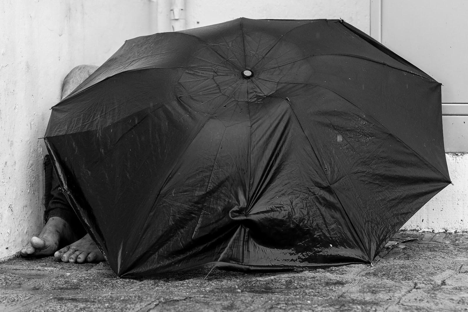 Foto que mostra morador de rua abrigado em guarda-chuvas vence prêmio com o tema “lockdown”