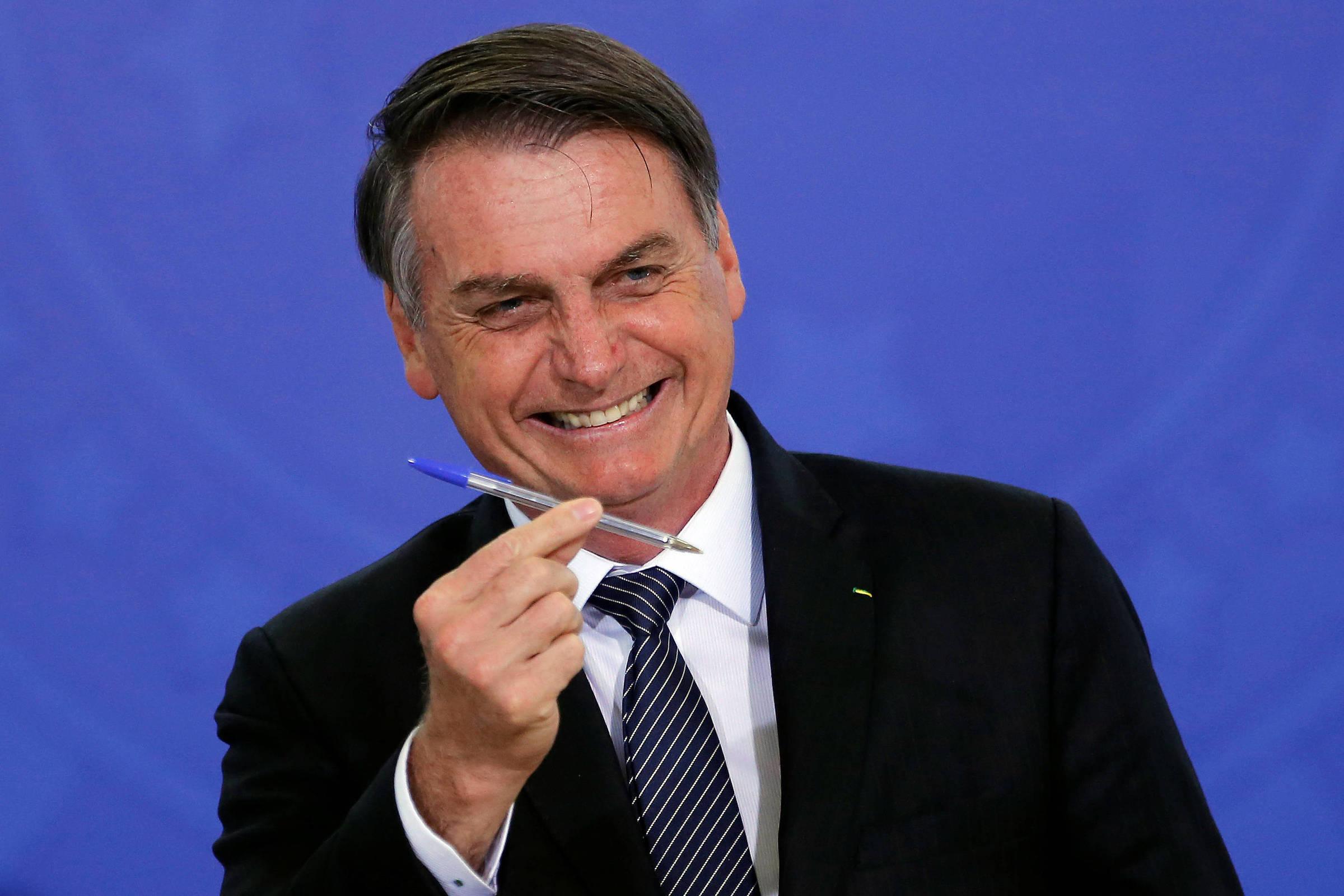 Bolsonaro assina decreto fixando salário mínimo de R$ 1.100,00 a partir de 2021