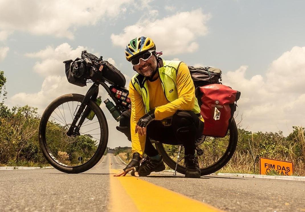 Empresário que desbrava o mundo de bike registra temperatura de 49,1º ao passar por Guaraí