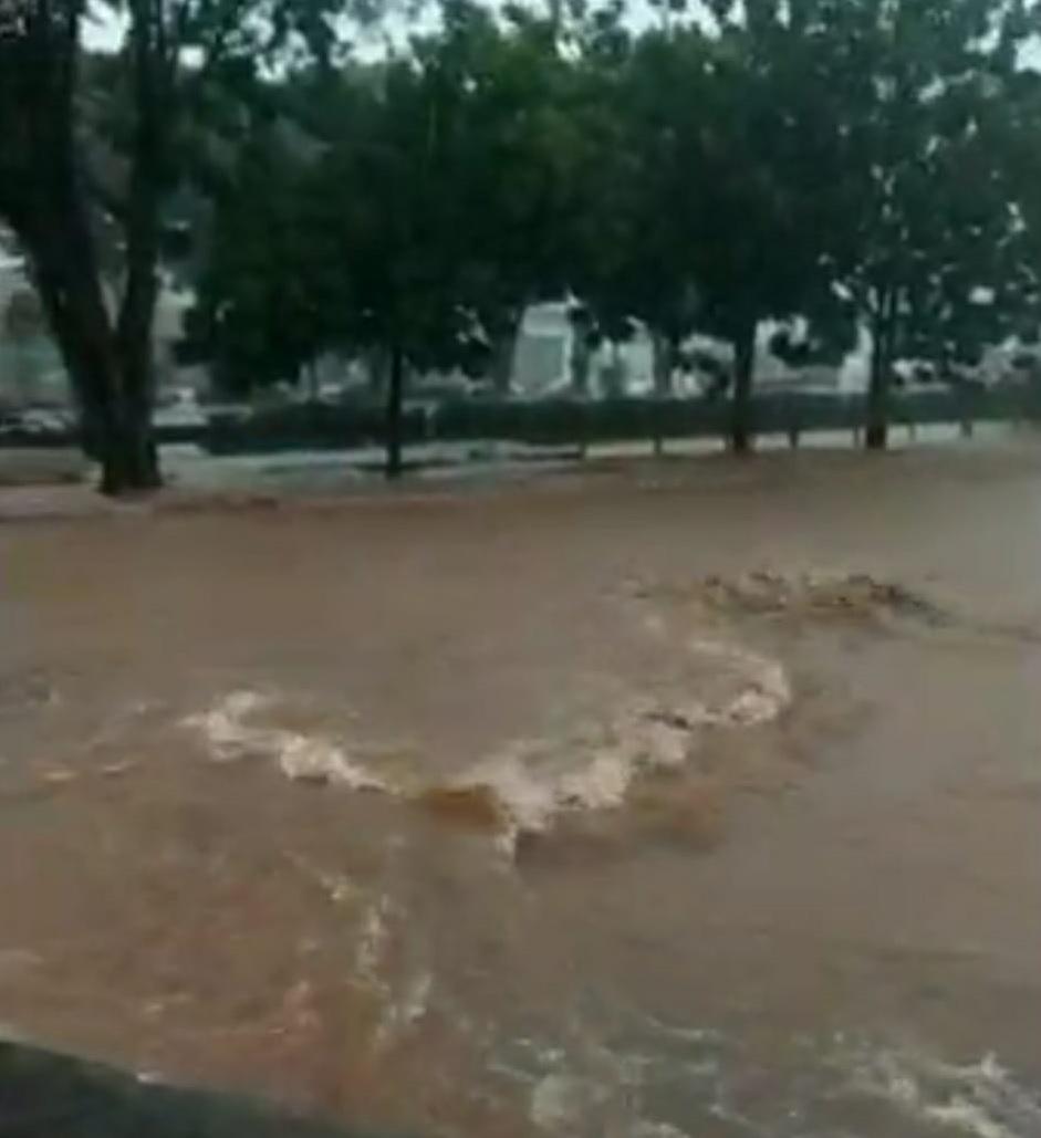 Moradores registram pontos de alagamento durante pancada de chuva em Guaraí; veja vídeos