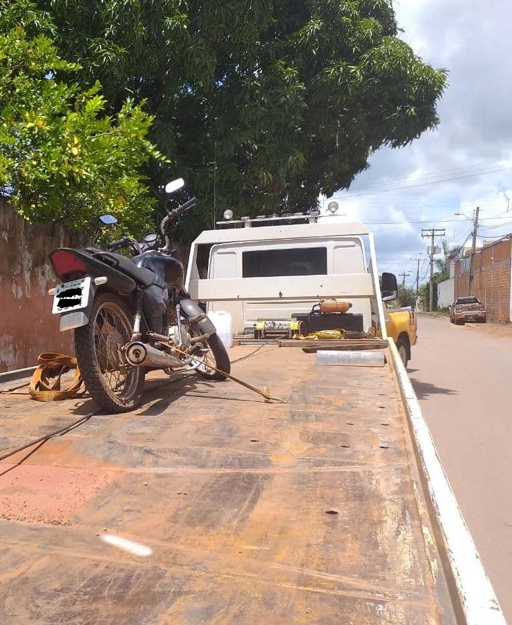 Fiscalização do DETRAN/TO em Guaraí encontra moto com placa artesanal e R$ 3 mil de débitos
