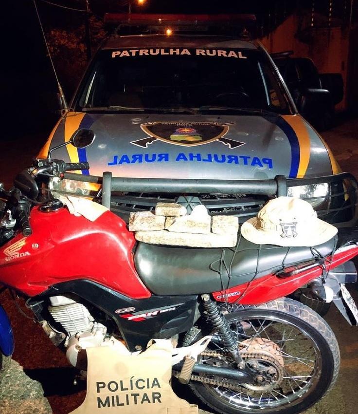 PM de Guaraí efetua disparos contra indivíduos com 2Kg de maconha em moto; um foi baleado