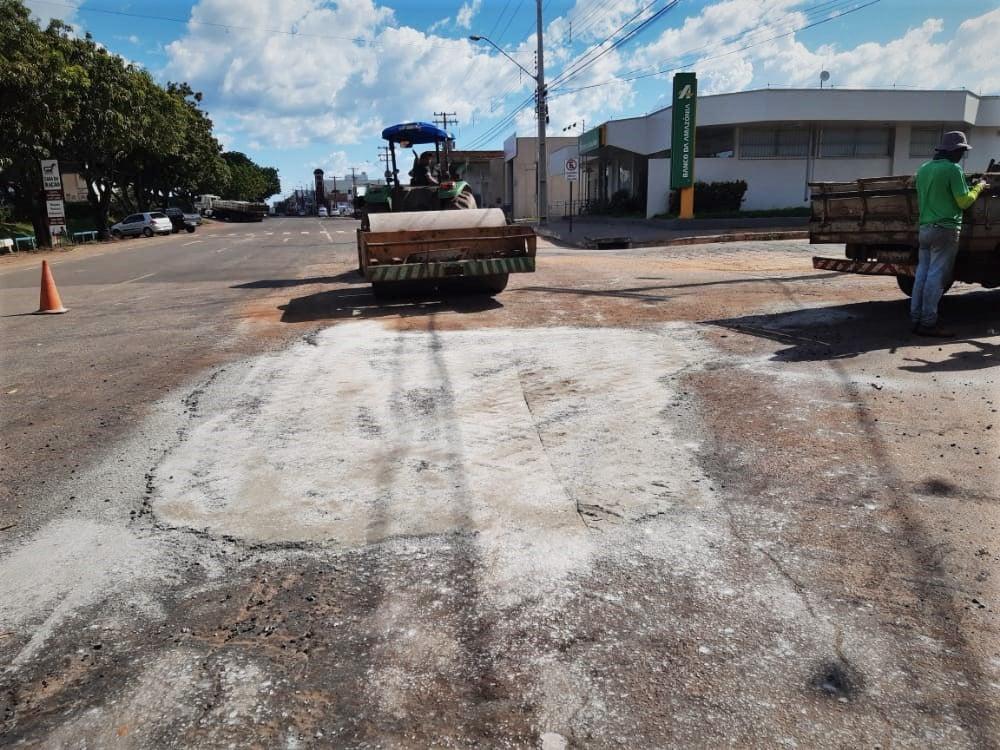 Secretaria de Obras e Infraestrutura realiza serviços de "tapa-buracos" em ruas e avenidas de Guaraí