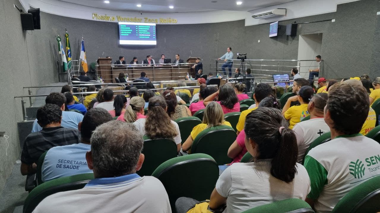 Imagem da notícia: Na Câmara, servidores da saúde celebram acordo, enquanto professores em greve buscam diálogo