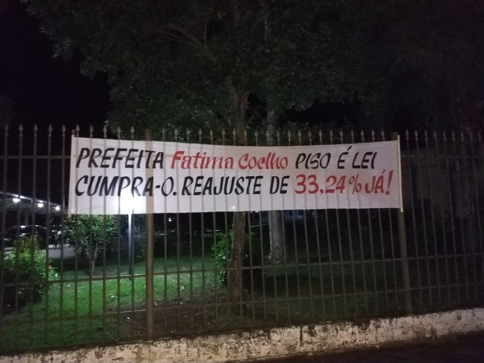 Imagem da notícia: Com faixas para chamar atenção, Sintet cobra reajuste de 33,24% no piso do magistério em Guaraí