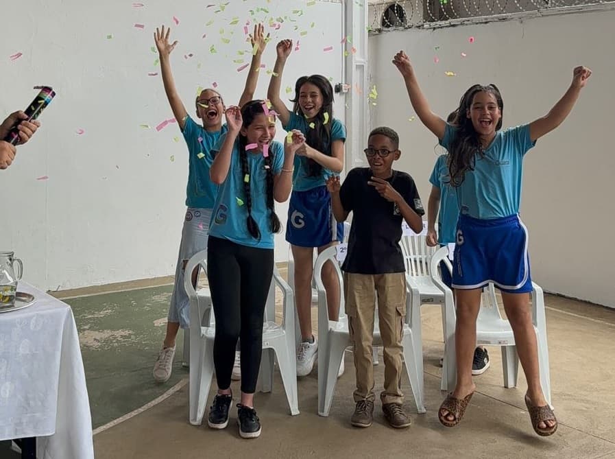 Foto da notícia: Estudantes da Escola JK brilham na final do “Soletrando” 2025 com desafio em português e LIBRAS