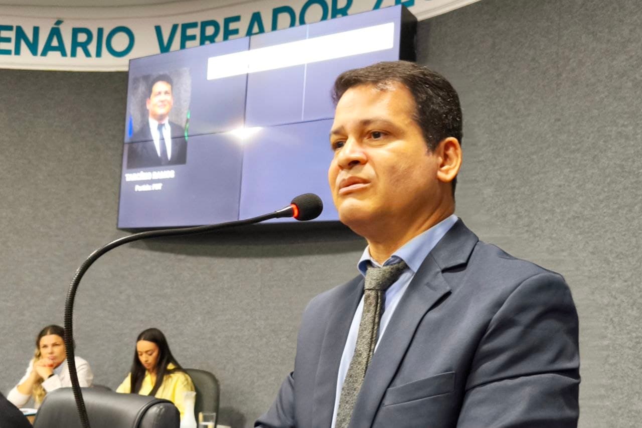 Foto da notícia: Tarcísio Ramos assume mandato em sessão com presença de dois deputados e vice-prefeito