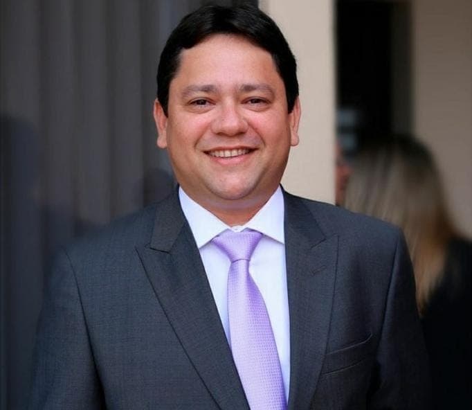 Imagem da notícia: Com 8 votos já declarados, tendência é de que Gleidson Bueno seja reeleito presidente da Câmara