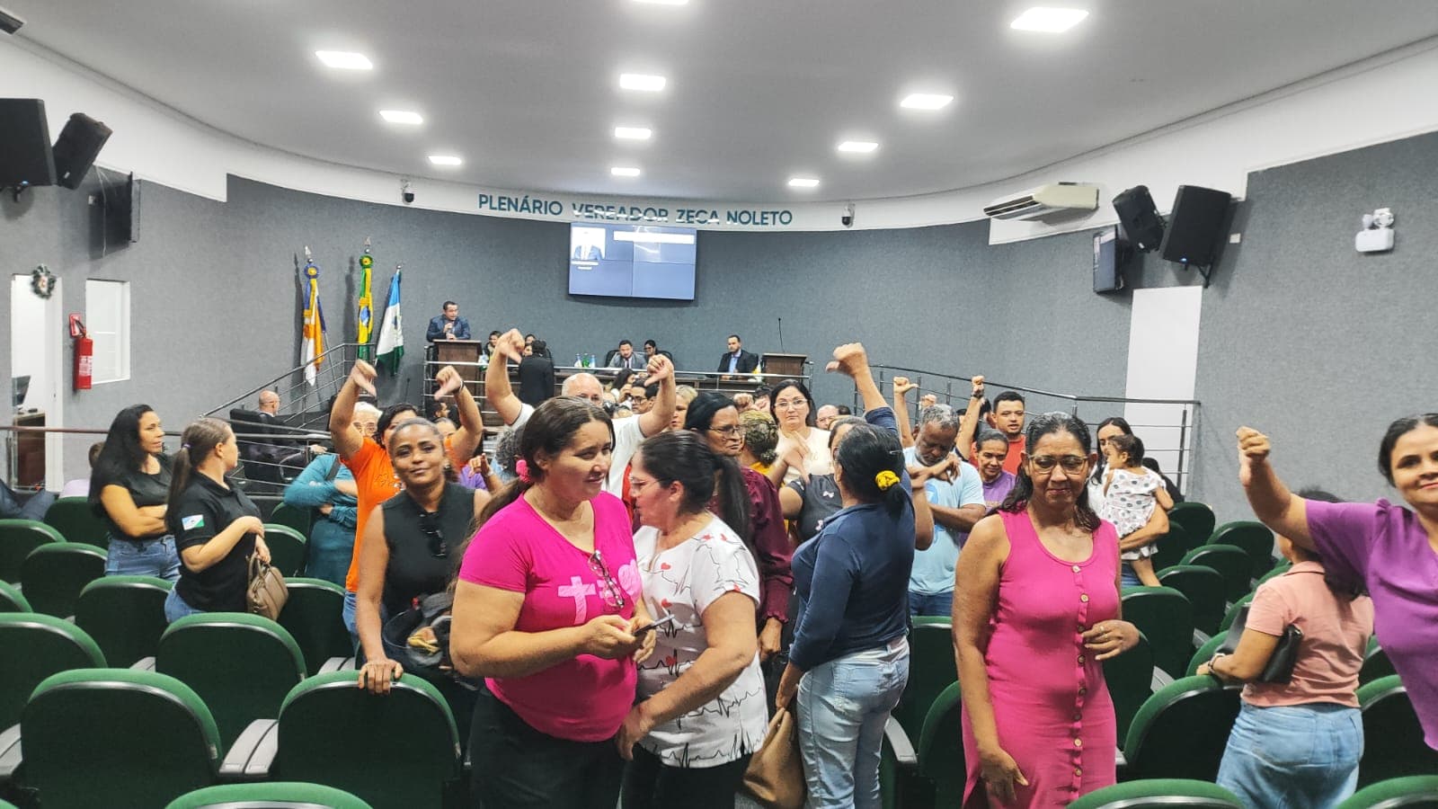 Foto da notícia: Mais emendada que ‘mangueira velha de jardim’, reforma contestada é aprovada em 1ª votação