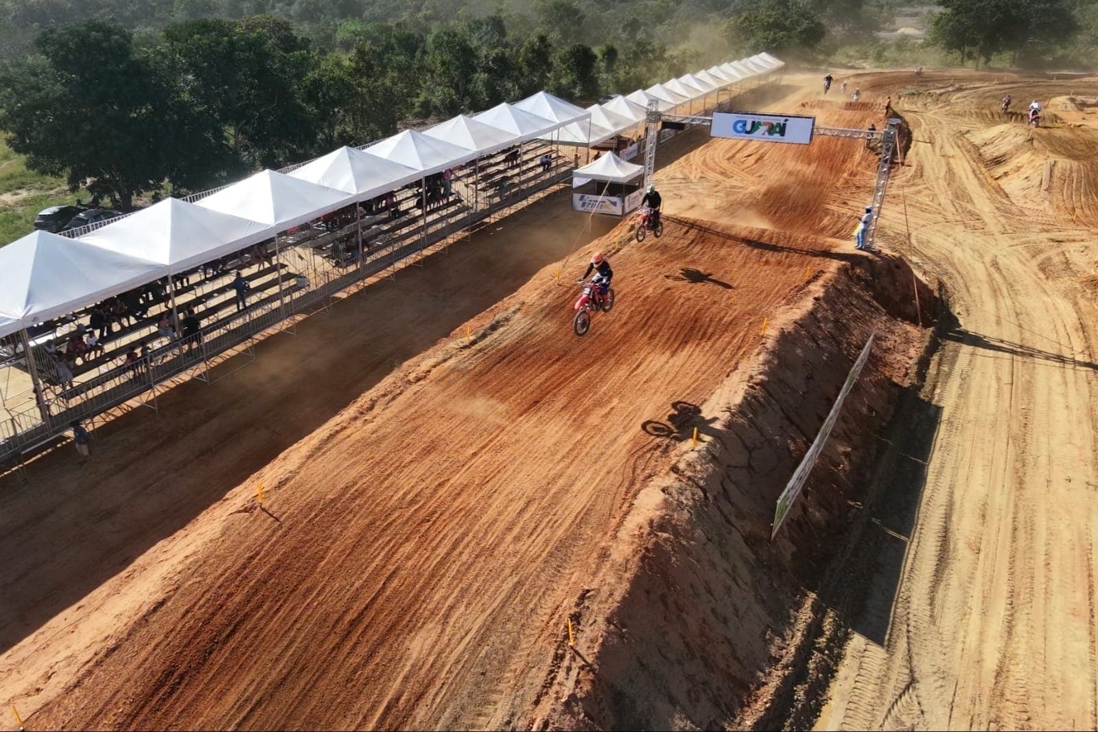 Foto da notícia: Mais de 200 pilotos participam de 1ª etapa do Estadual de Motocross em Guaraí; confira resultados