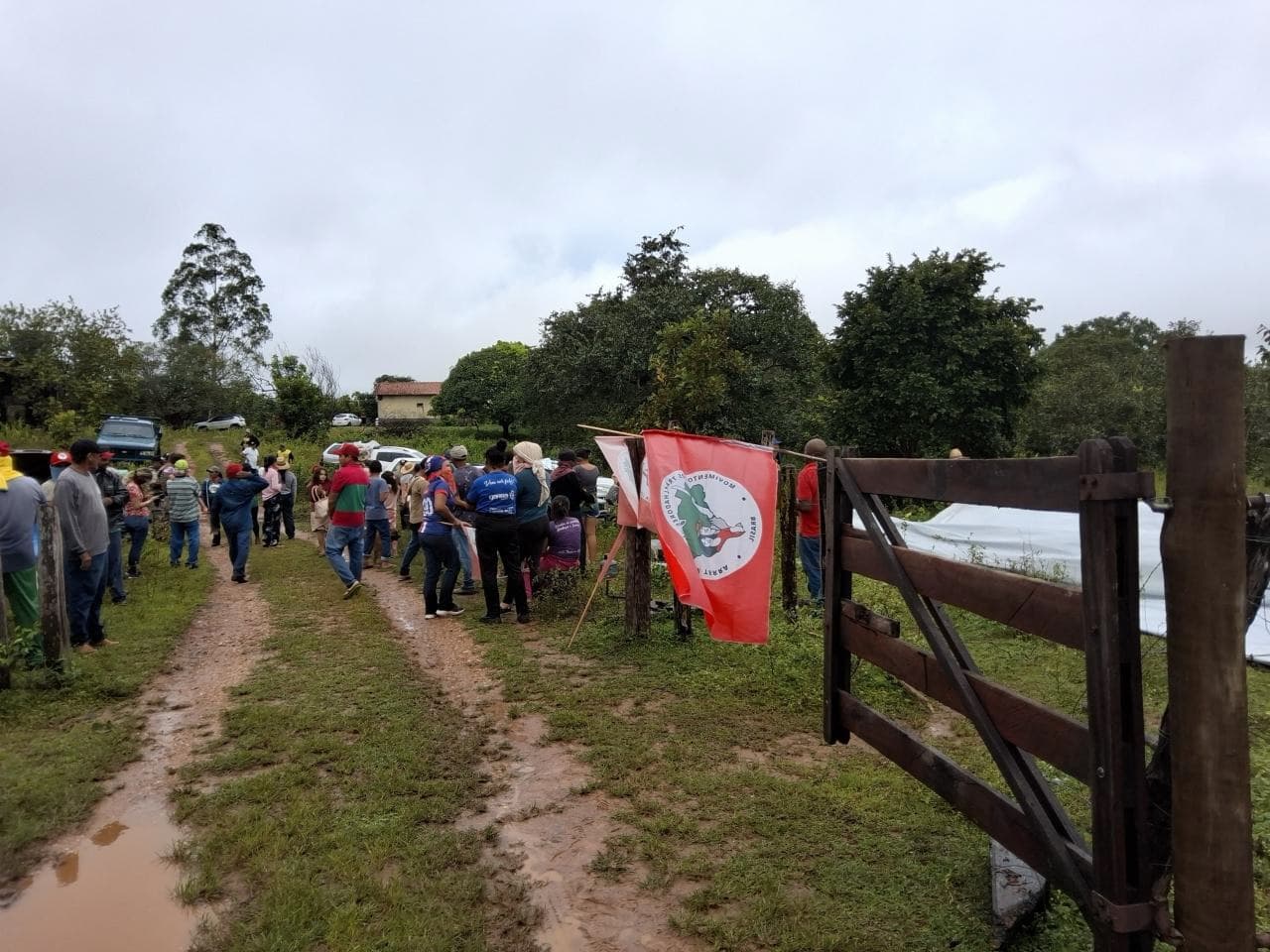 Foto da notícia: MST invade propriedade de guaraiense em Couto, porém deixam área após intervenção da PM