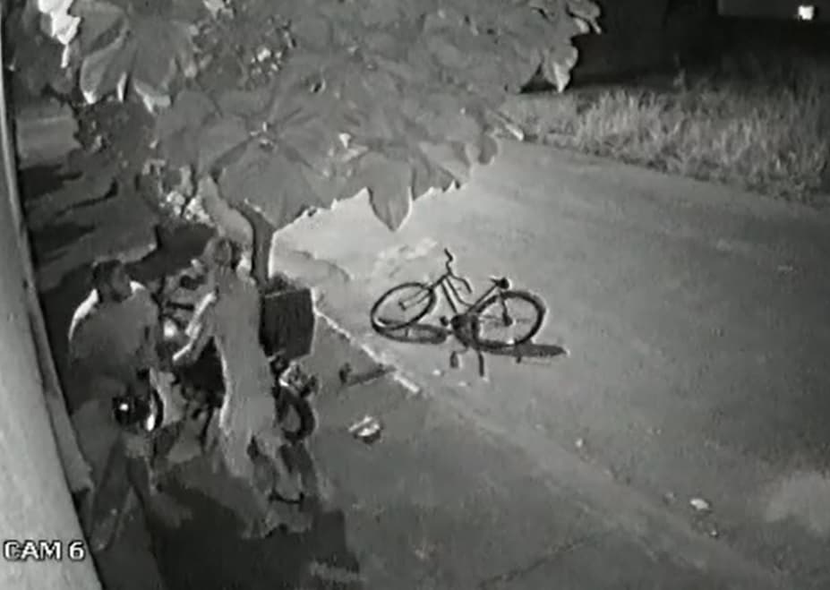 Imagem da notícia: Câmeras registram latrocínio em Guaraí; vítima levou facada no pescoço e morreu nos braços da mãe