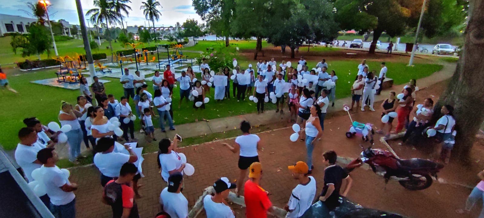 Imagem da notícia: Em Guaraí, manifestação cobra justiça no caso de jovem morto de forma covarde na porta de casa