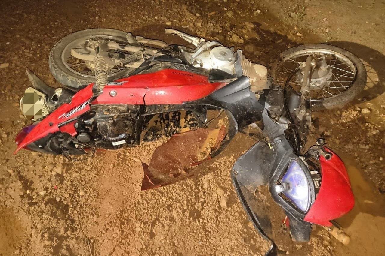 Foto da notícia: Hilux na contramão colide com moto Biz, foge sem prestar socorro e deixa dois feridos em Guaraí