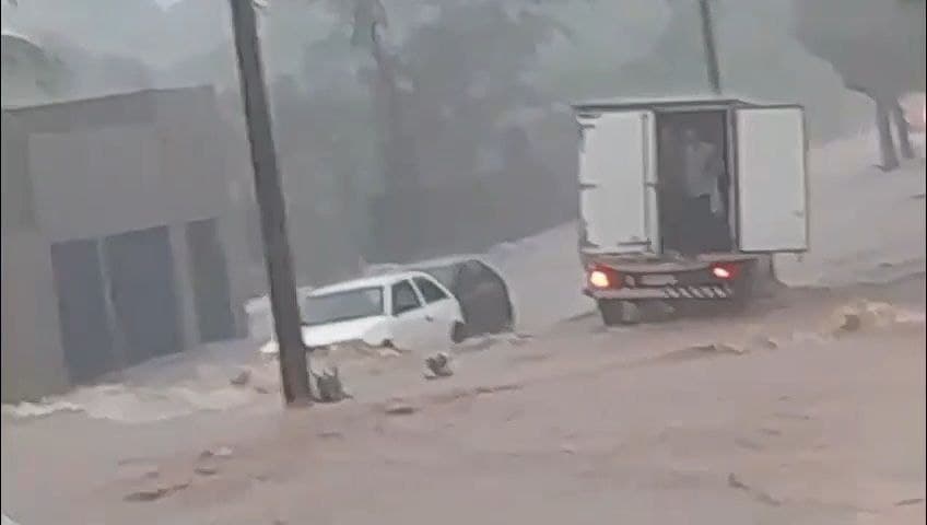 Imagem da notícia: Vídeo mostra pessoas sendo resgatadas por caminhão baú em avenida alagada de Guaraí