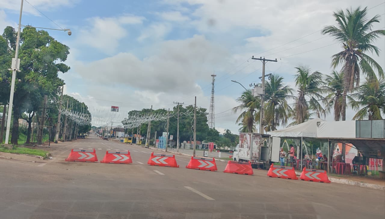 Foto da notícia: Moradores elogiam decoração natalina, mas cobram liberação de trecho da Avenida Bernardo Sayão