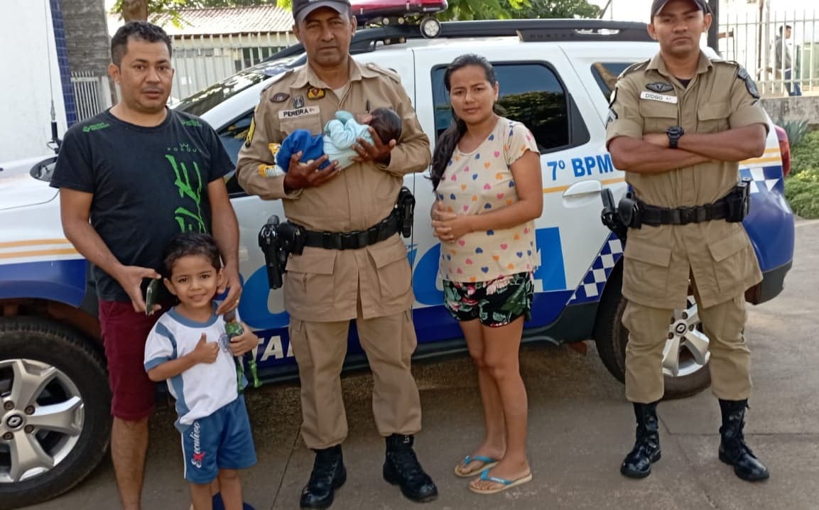Imagem da notícia: Recém-nascido que engasgou após amamentação tem a vida salva por policiais militares em Guaraí