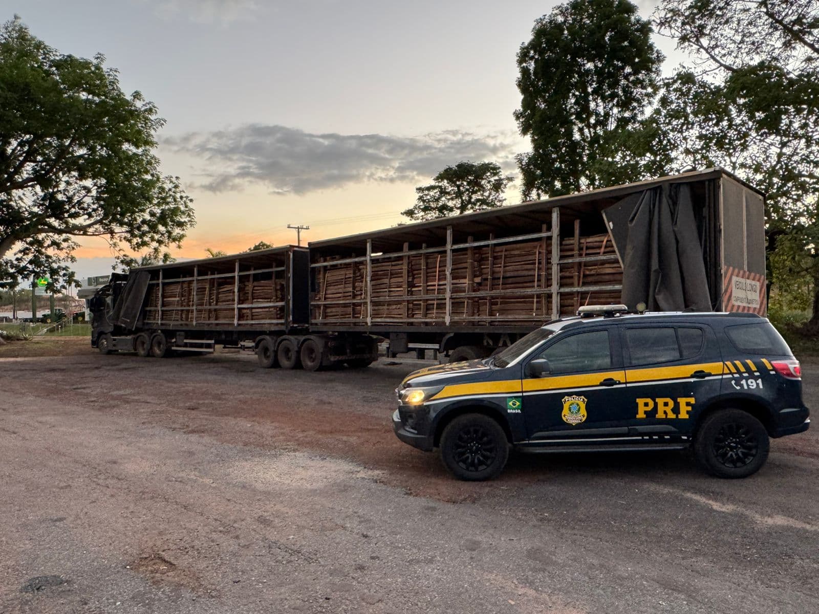 Foto da notícia: PRF de Guaraí volta apreender carga de madeira irregular transportada em ‘sider’ (baú lonado)