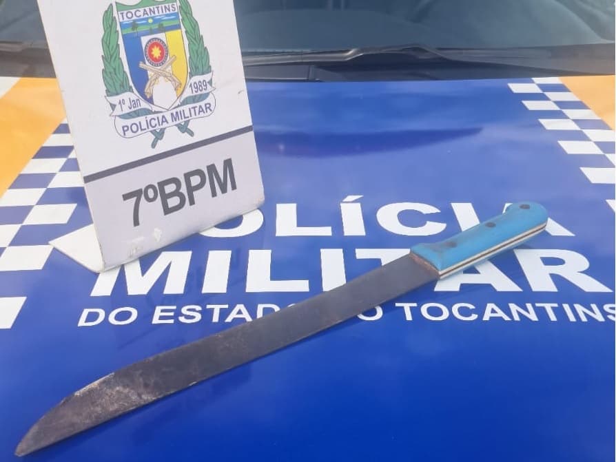 Foto da notícia: Homem é preso pela PM em Guaraí por agredir companheira; facão usado no crime foi apreendido