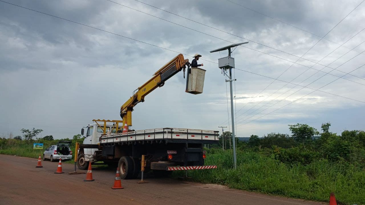 Foto da notícia: Câmeras com IA do CONSEG vão flagrar descarte de lixo às margens de córrego e vias públicas