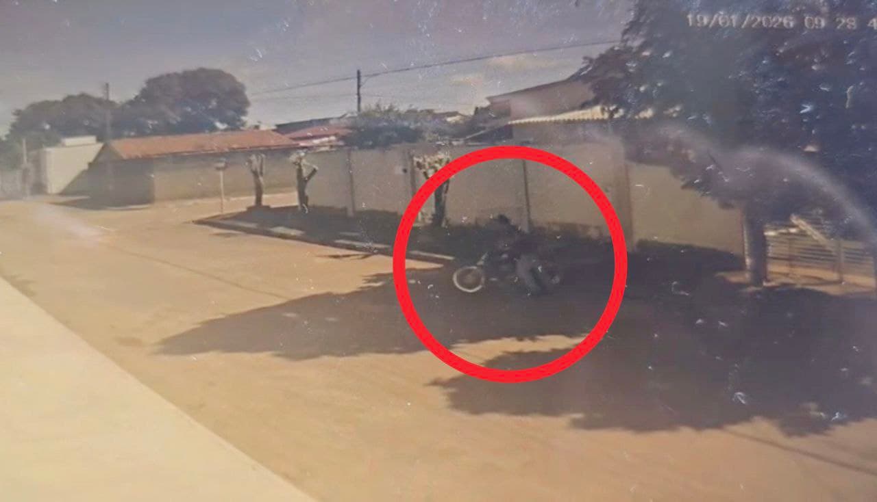 Foto da notícia: Ladrão furta moto e sai empurrando veículo em plena luz do dia; crime foi registrado por câmeras