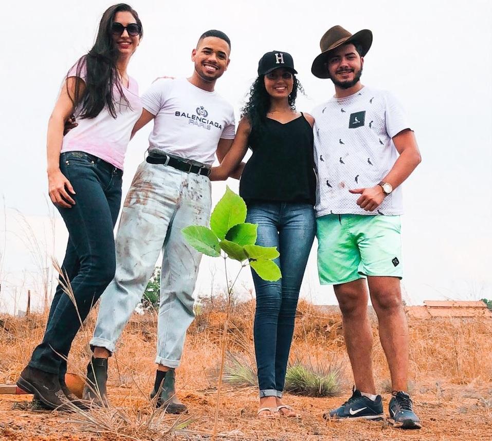 Influenciador digital de Guaraí comemora aniversário de 21 anos plantando árvores com amigos