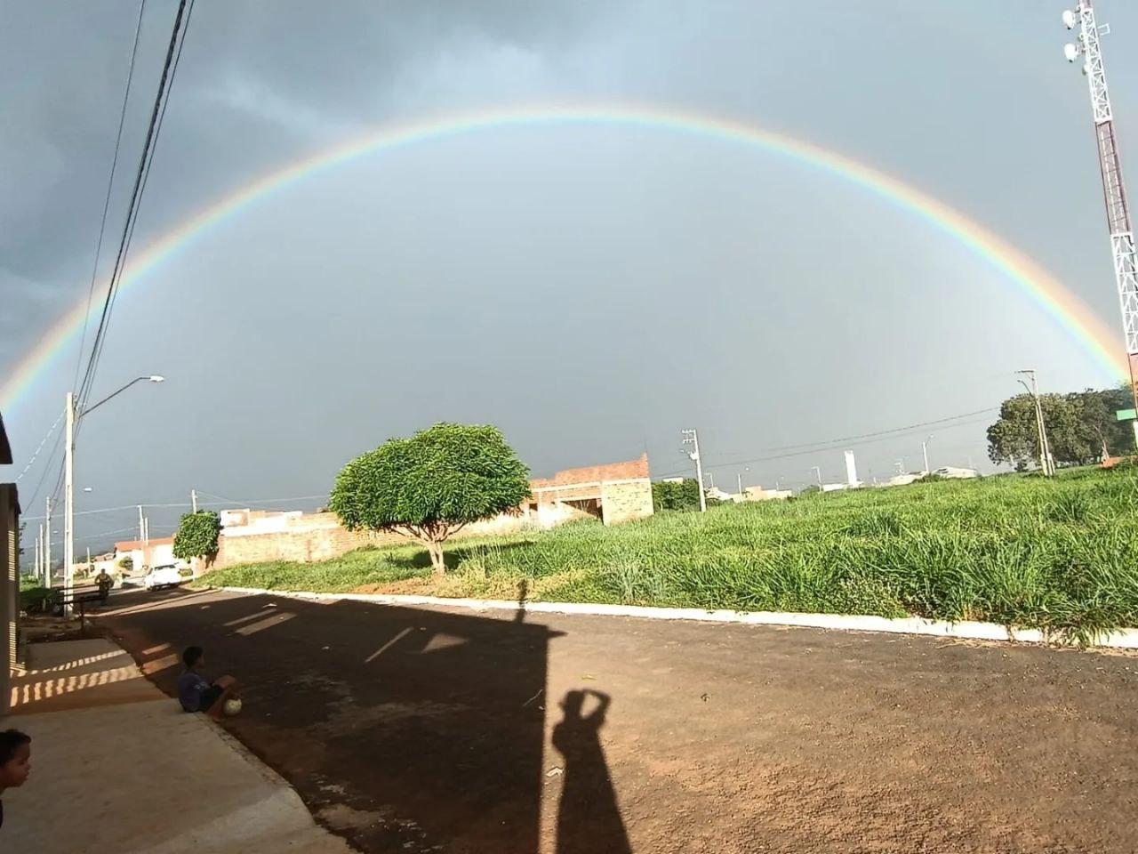 Sol e chuva ao mesmo tempo geram arco-íris com visão privilegiada em alguns bairros de Guaraí