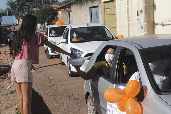 Escola realiza “delivery da saudade” em Guaraí, promovendo entrega de álcool gel e máscaras