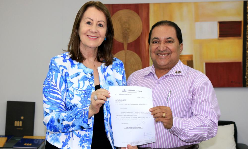 Prefeita de Guaraí assina parceria e município vai ceder espaço para nova sede local do SINE