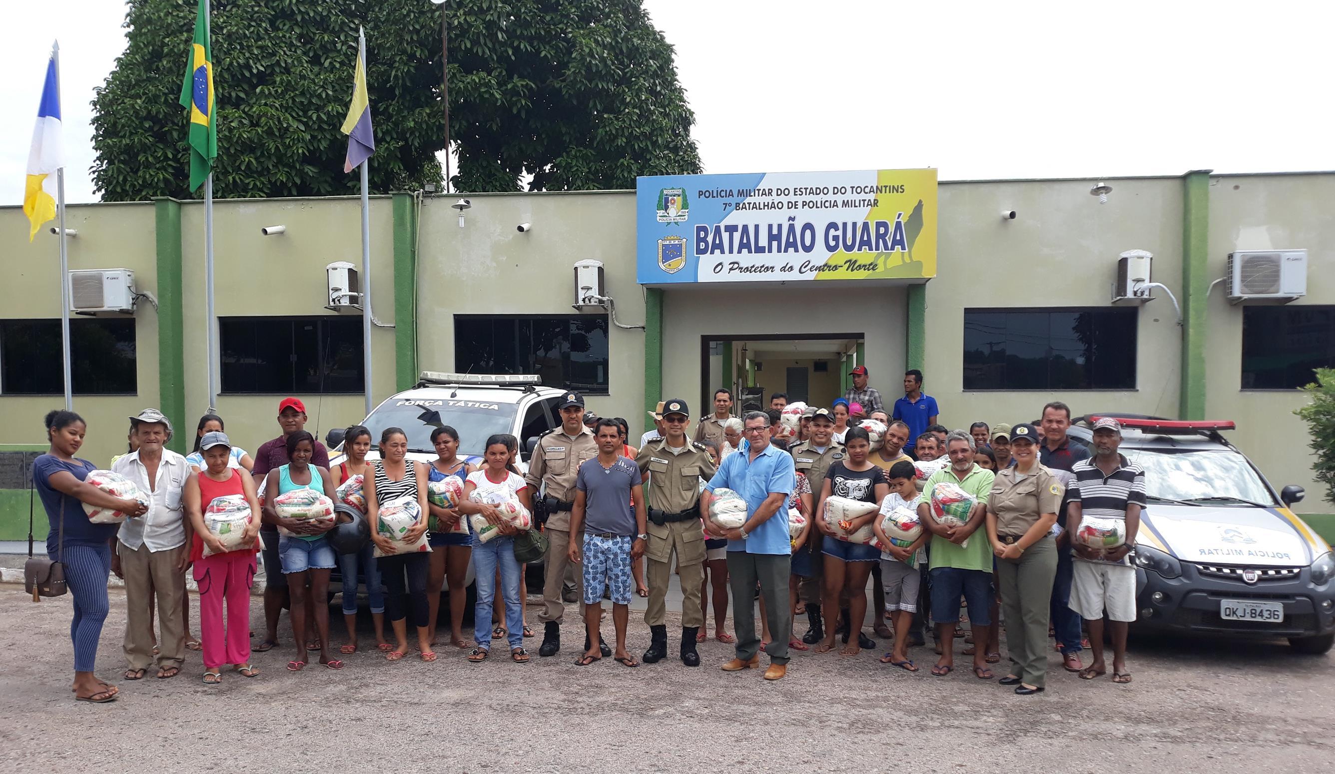 7º BPM doa mais de 500Kg de alimentos, roupas e brinquedos para famílias carentes de Guaraí