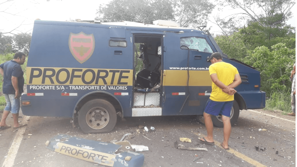 Bandidos fortemente armados explodem carro-forte na BR-235, entre Guaraí e Tupirama