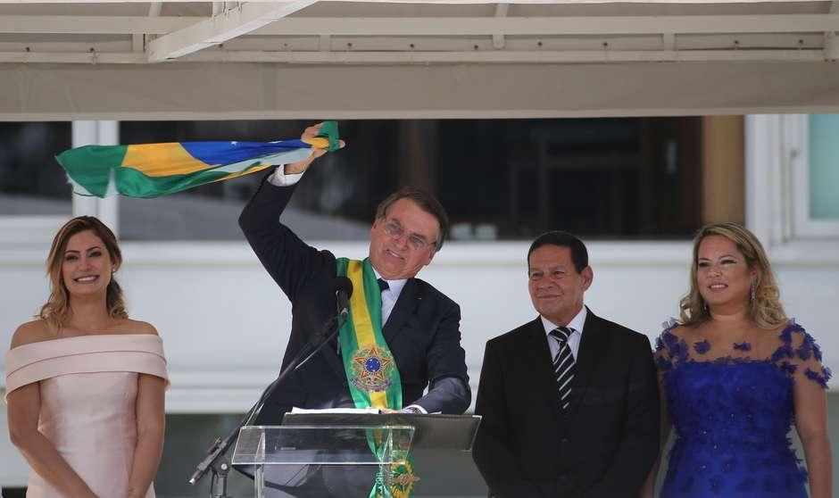 Jair Bolsonaro toma posse como 38º presidente e fala em libertar o Brasil do socialismo