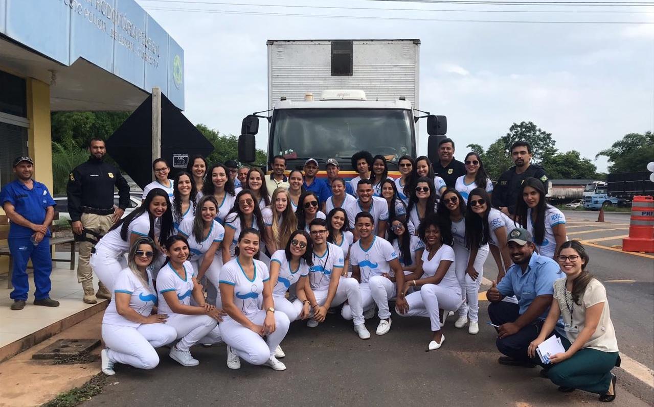 Parceria entre estudantes e PRF promove atendimento de caminhoneiros na BR-153 em Guaraí