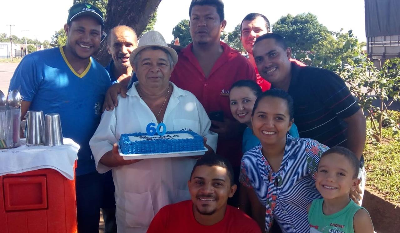 “Baxin do Chambari” ganha festa de aniversário surpresa, promovida por clientes em Guaraí