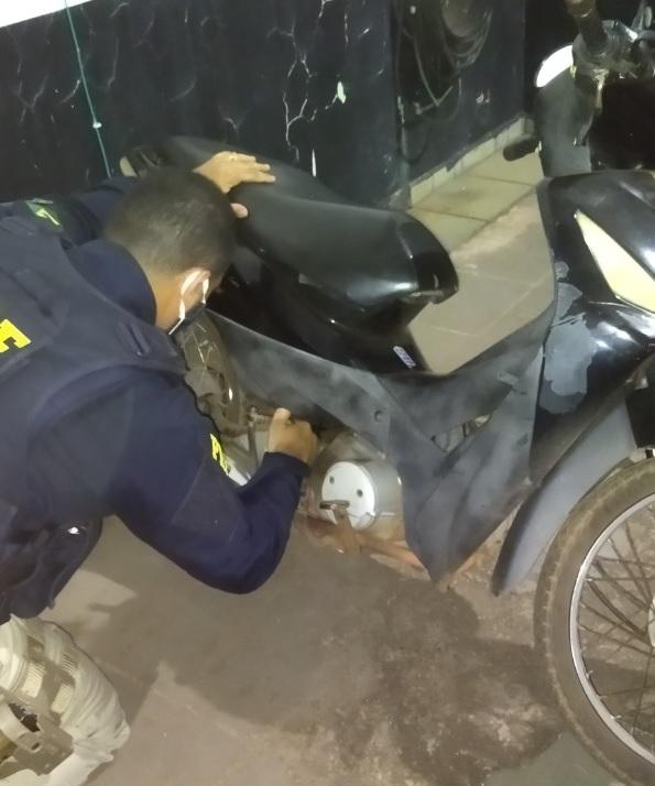 Adolescente de 13 anos é flagrado conduzindo moto Biz emprestada e com placa adulterada em Guaraí