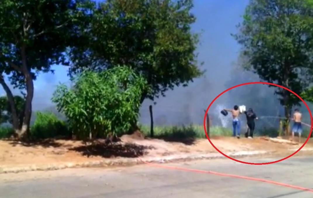 Moradores usam baldes e mangueiras para tentar controlar incêndio criminoso em Guaraí