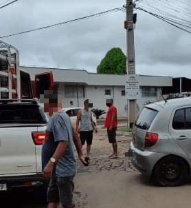 Câmeras de comércio flagram “duplo acidente” no Centro de Guaraí; foram três veículos envolvidos