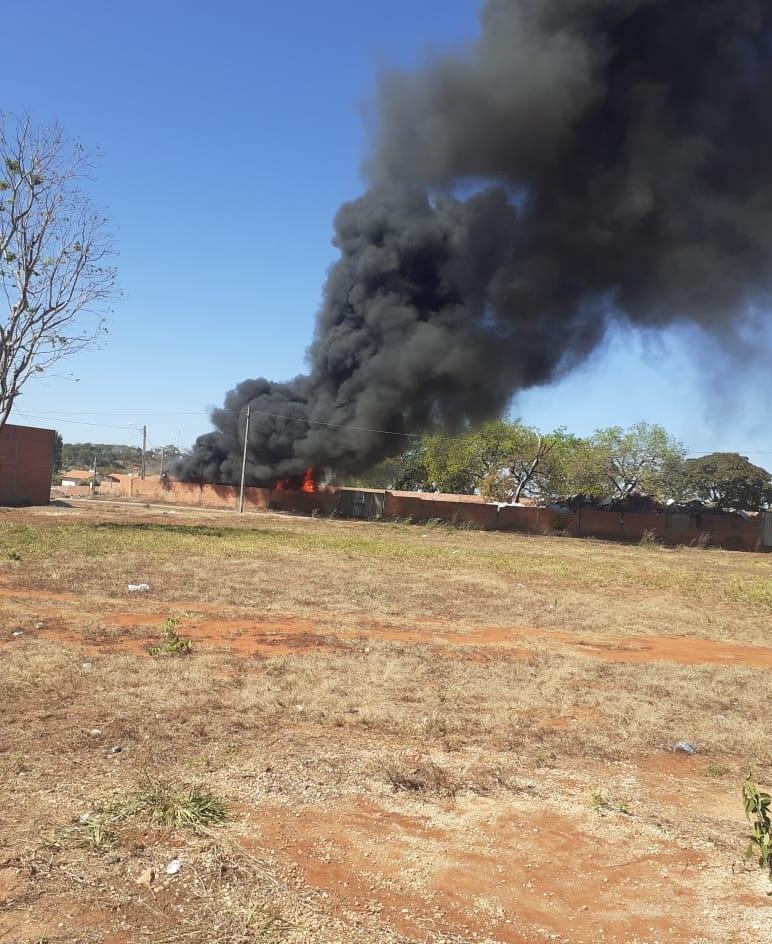 Fogo atinge depósito de recicláveis em Guaraí; chamas teriam saltado de terreno vizinho ao local