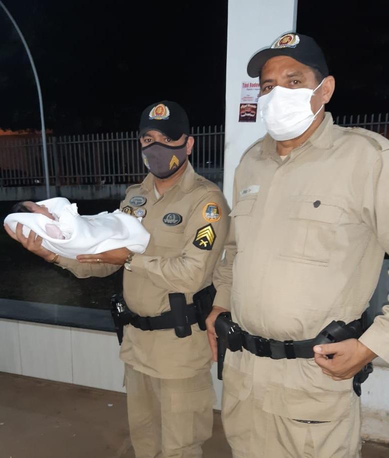 Policiais militares salvam bebê engasgada em Guaraí; mãe procurou socorro na sede do batalhão