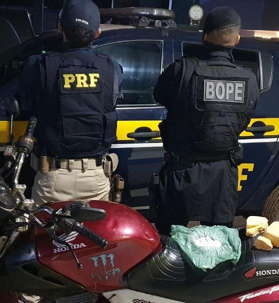 PRF e BOPE apreendem moto adulterada, drogas e revólver em Guaraí; condutor e garupa fugiram