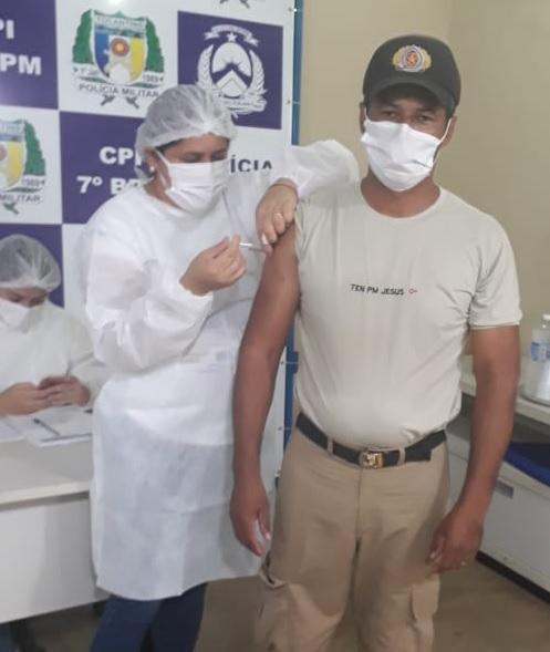 Para cada dose de vacina recebida, forças de segurança pública doam 1kg de alimento em Guaraí