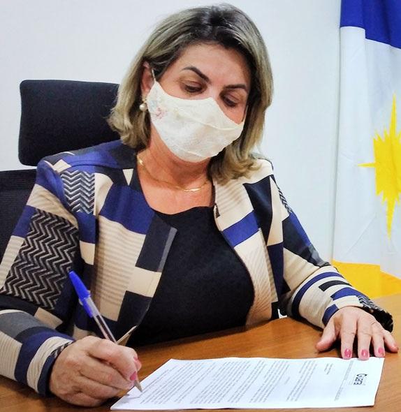 Prefeita Fátima Coelho assina protocolo de intenção visando compra de vacinas contra a Covid-19