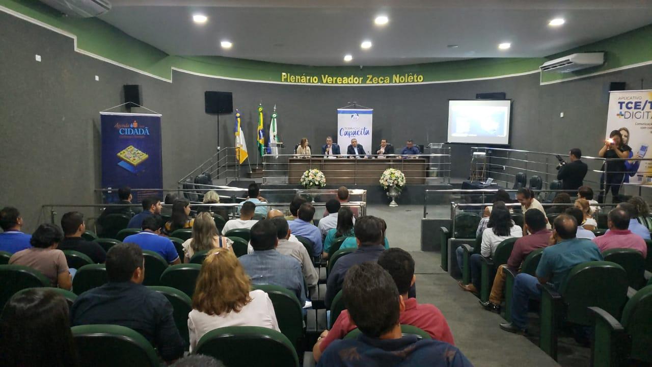 Programa capacita vereadores e gestores públicos durante evento regional realizado em Guaraí