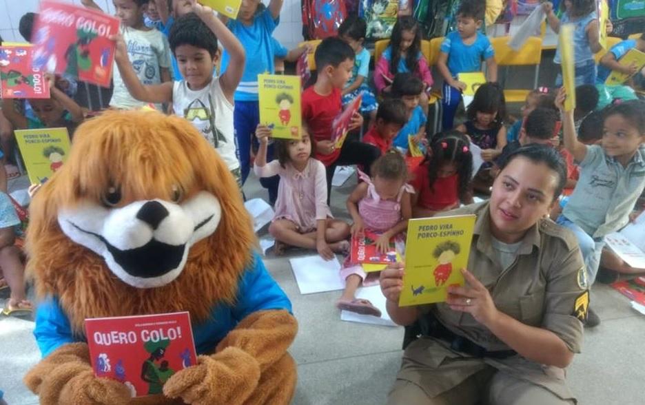 Fundação mantida por militares doa livros para 280 crianças de escolas guaraienses