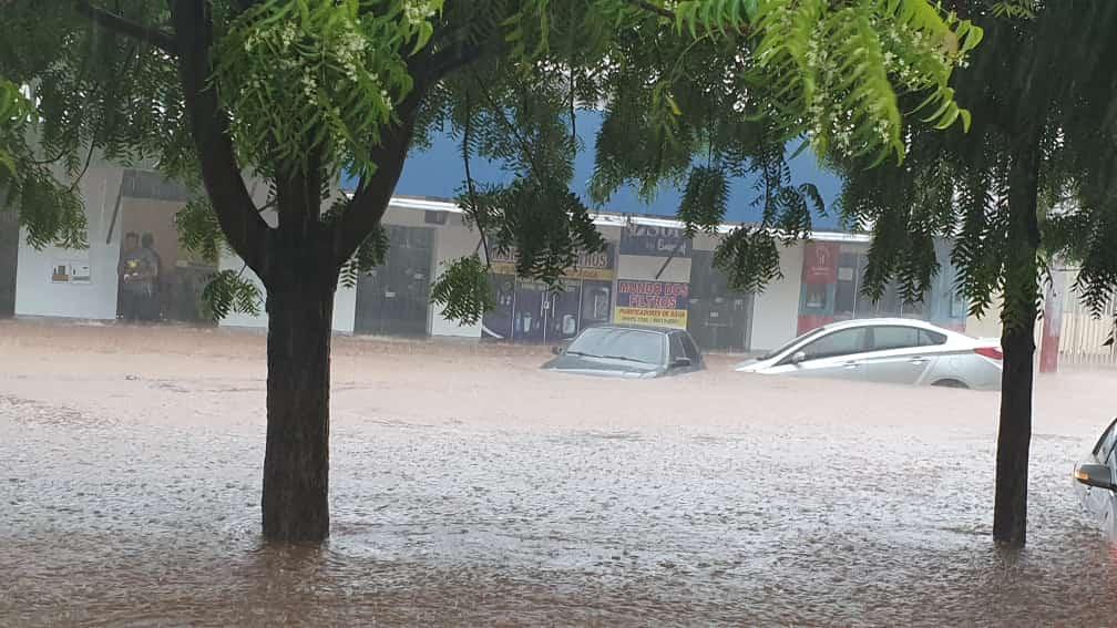 Forte pancada de chuva provoca alagamentos, além de estragos em vários pontos de Guaraí