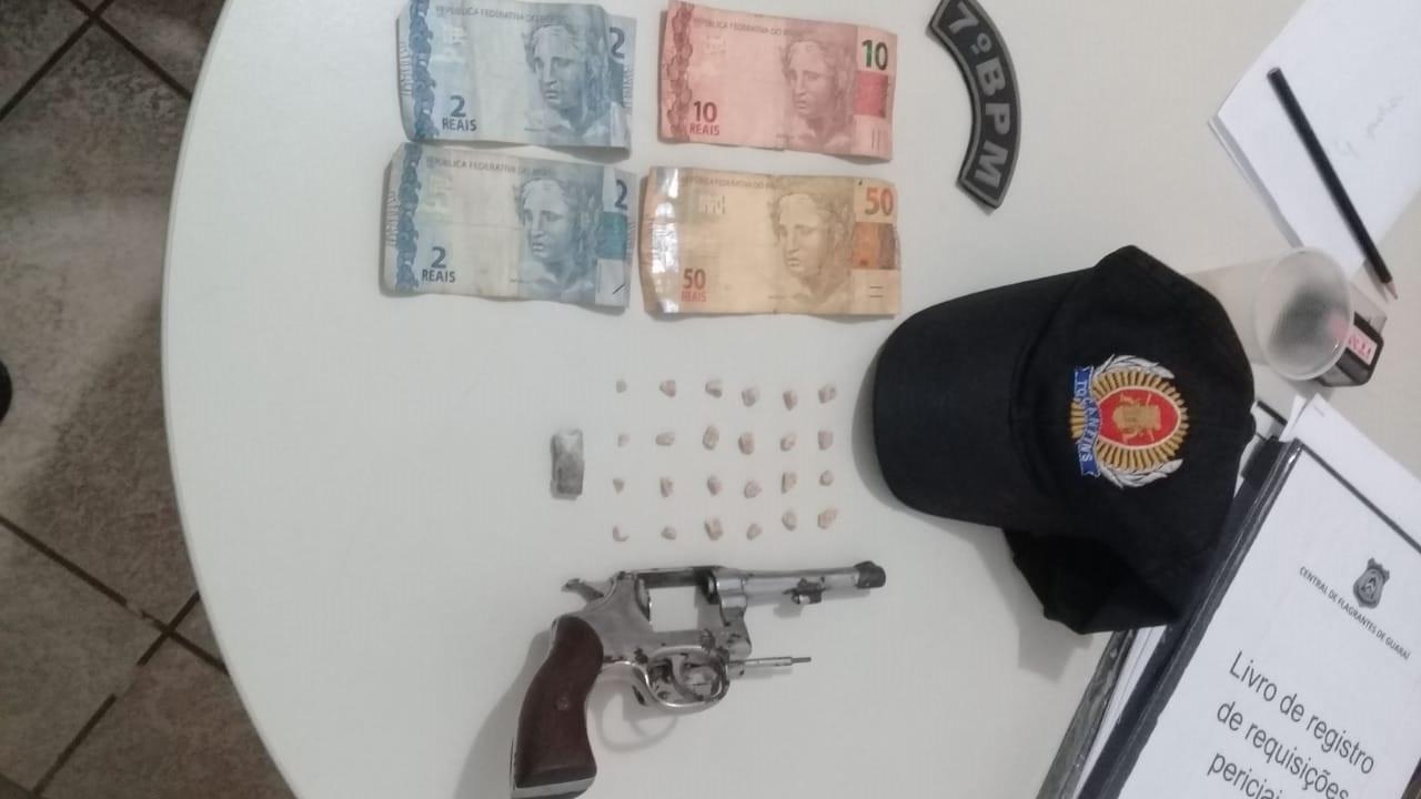 PM de Guaraí prende três com drogas, dinheiro e arma de fogo calibre 22 no Setor Pestana