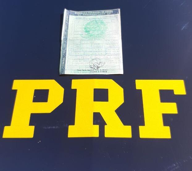 Durante fiscalização de rotina, PRF prende caminhoneiro por uso de CRLV falso em Guaraí