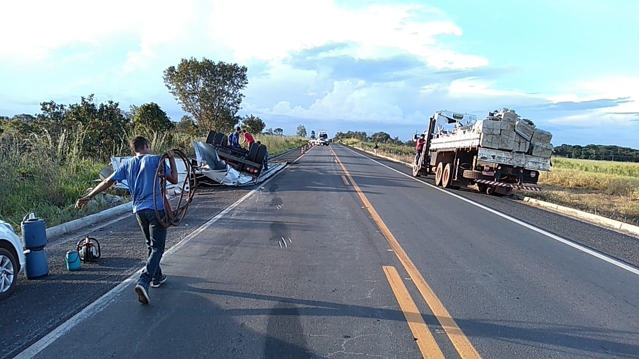 Condutor fica ferido após caminhão baú tombar em trecho da BR-153 entre Guaraí e Tabocão