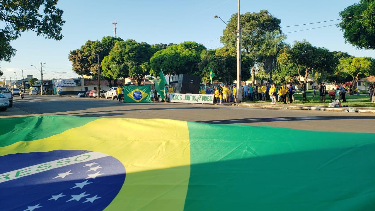Simpatizantes do presidente Jair Bolsonaro participam de ato em apoio ao governo em Guaraí