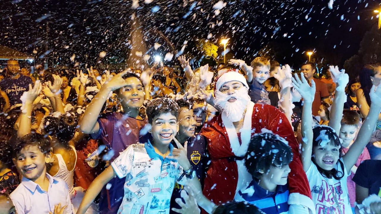 Crianças fazem a festa com neve artificial na abertura das comemorações natalinas de Guaraí